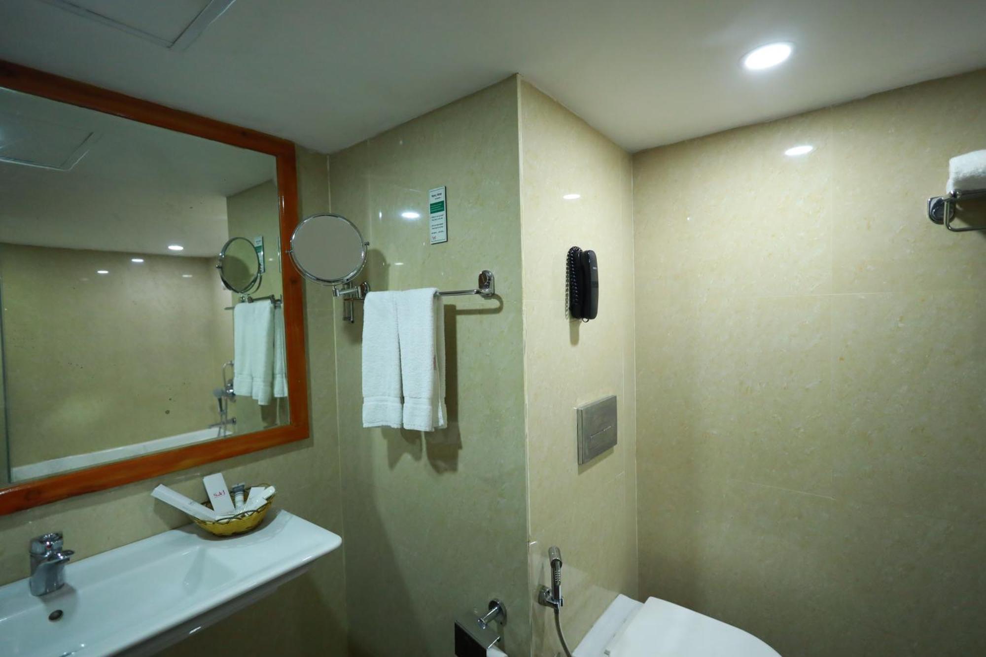 Saj Luciya -A Classified 4 Star Hotel Thiruvananthapuram Εξωτερικό φωτογραφία